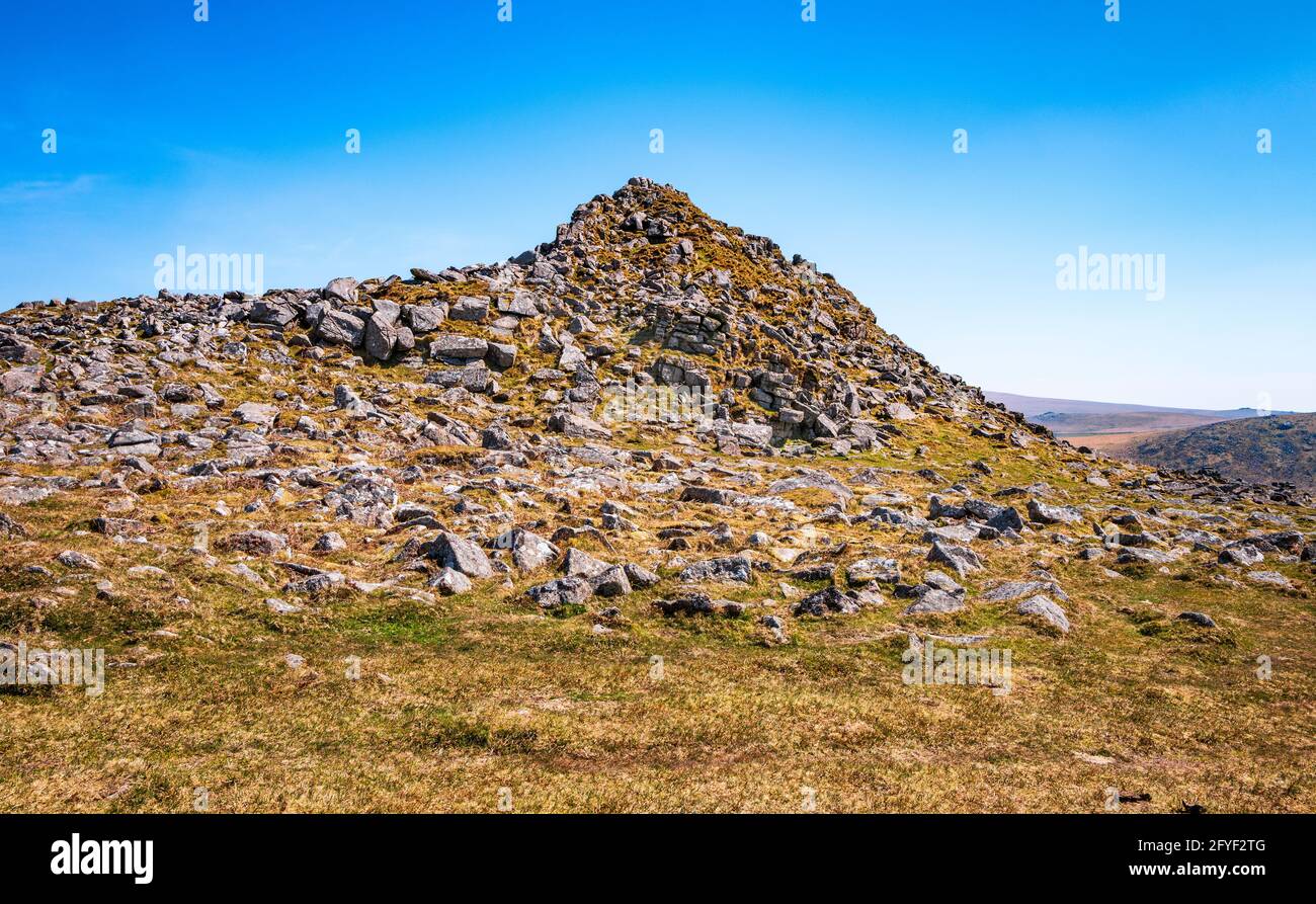 Der scharfe felsige Grat des Leather Tor ähnelt einer riesigen Rückenflosse, die aus der Landschaft des Dartmoor National Park, Devon, England, Großbritannien, emporsteigt. Stockfoto