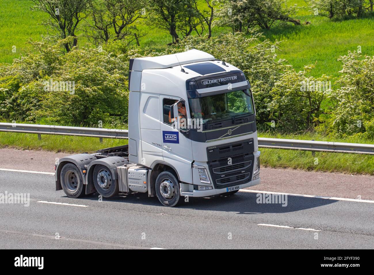 Jeff Driving Leach Transport Globetrotter Volvo FH Traktoreinheit; Antriebsstrang auf der M61 Autobahn, Großbritannien Stockfoto