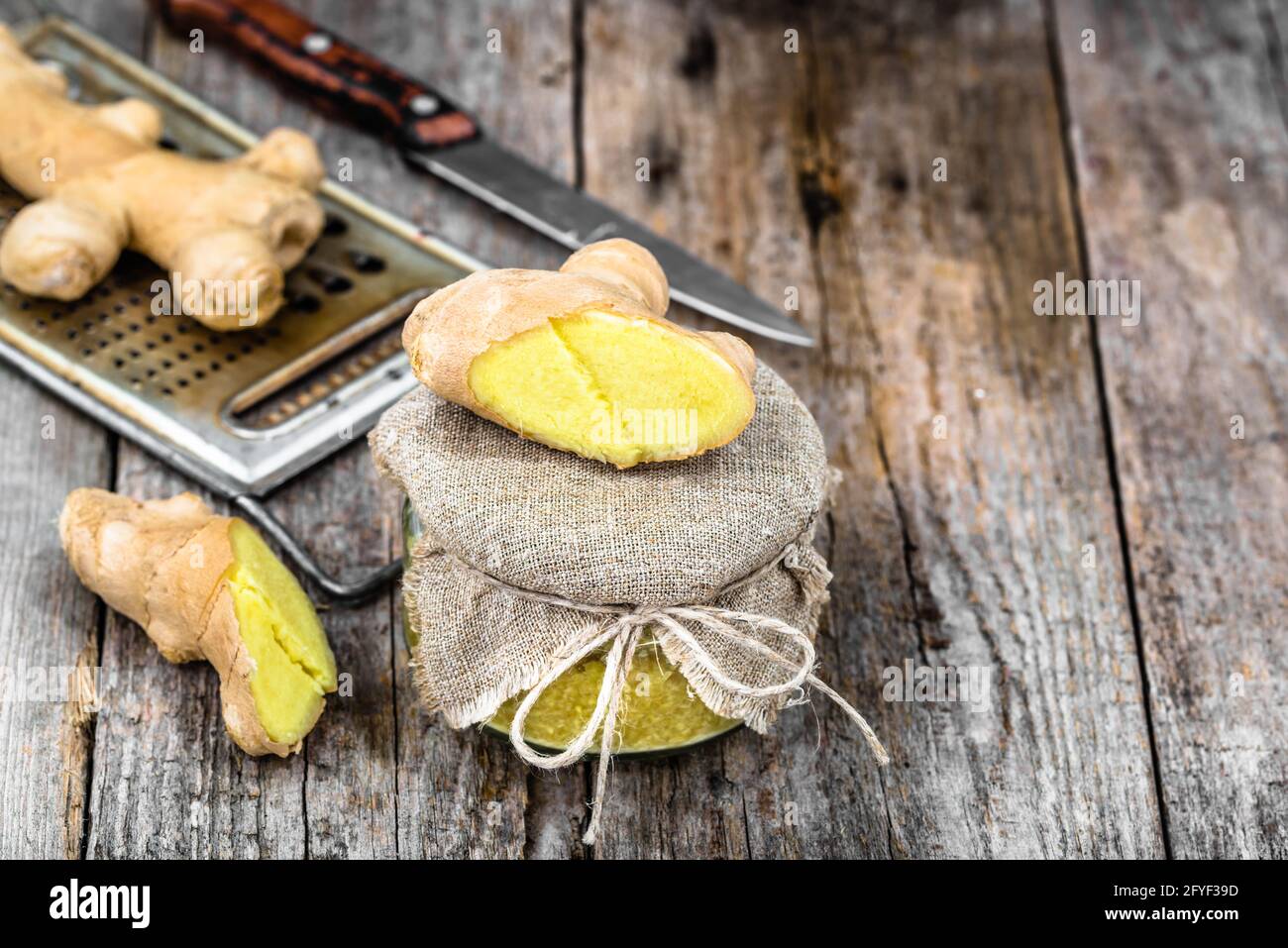 Geriebener Ingwer in einem Glas, würzige Zutaten, gesunde Würze in der Küche Stockfoto