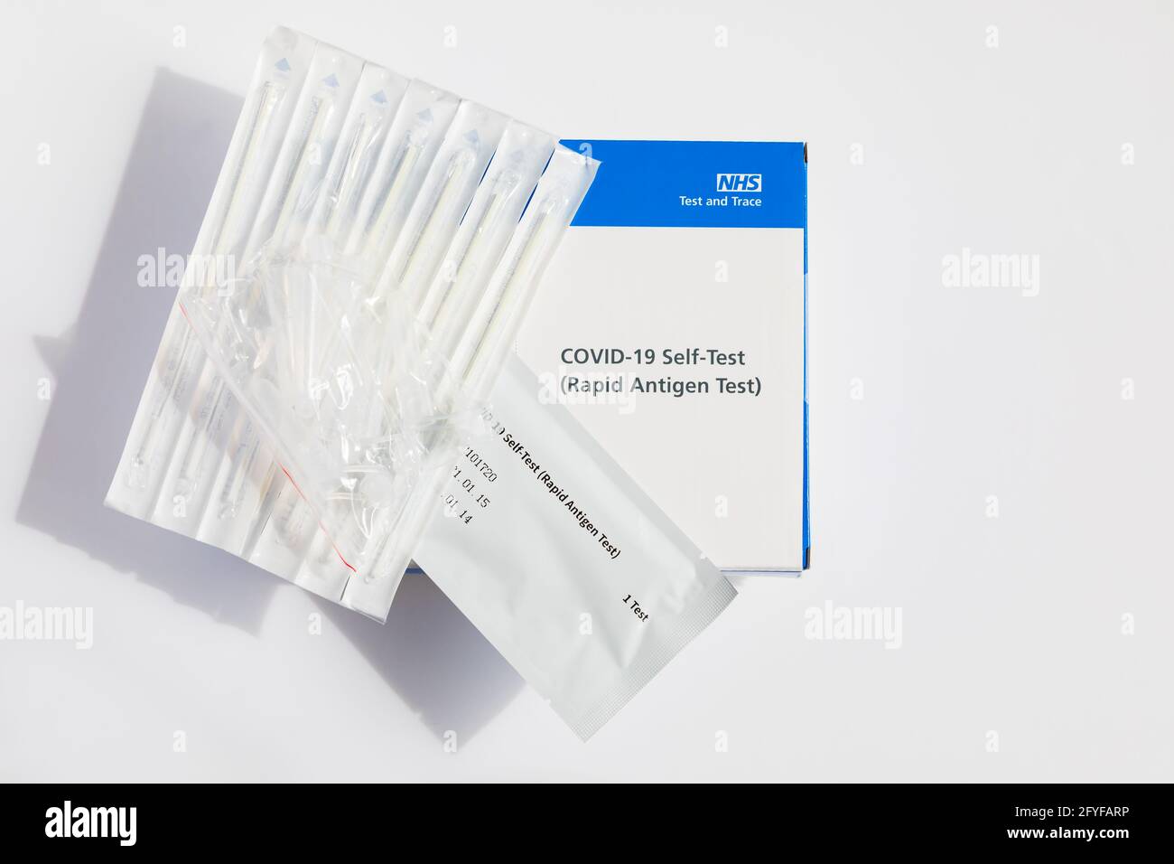 Covid-19 Selbsttest Rapid Antigen Test Kit in Box für den Heimgebrauch., zeigt den Inhalt. Tupfer und Tester. Stockfoto