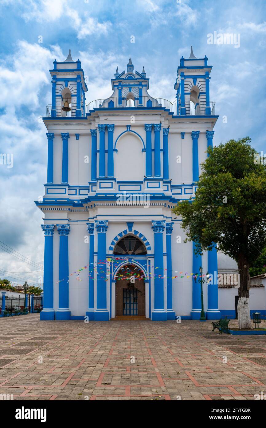 Blick auf die Fassade der Kirche St. Lucia, in weiß und blau gestrichen, in der Stadt San Cristobal de Las Casas, Chiapas, Mexiko. Stockfoto Blick auf die Fassade der Kirche St. Lucia, in weiß und blau gestrichen, in der Stadt San Cristobal de Las Casas, Chiapas, Mexiko. Stockfoto