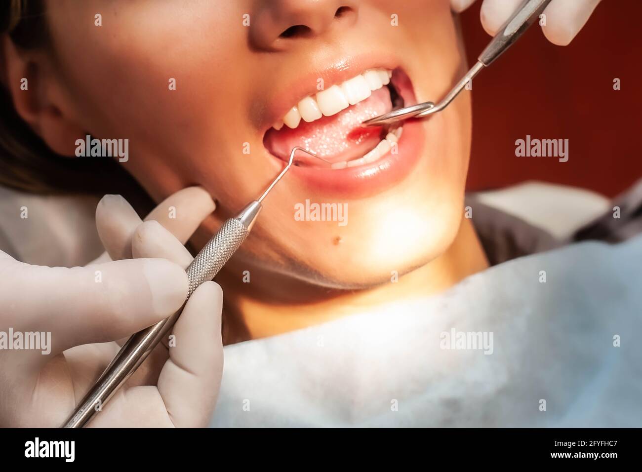 Frau bekommen zahnärztliche Untersuchung beim Zahnarzt. Stockfoto