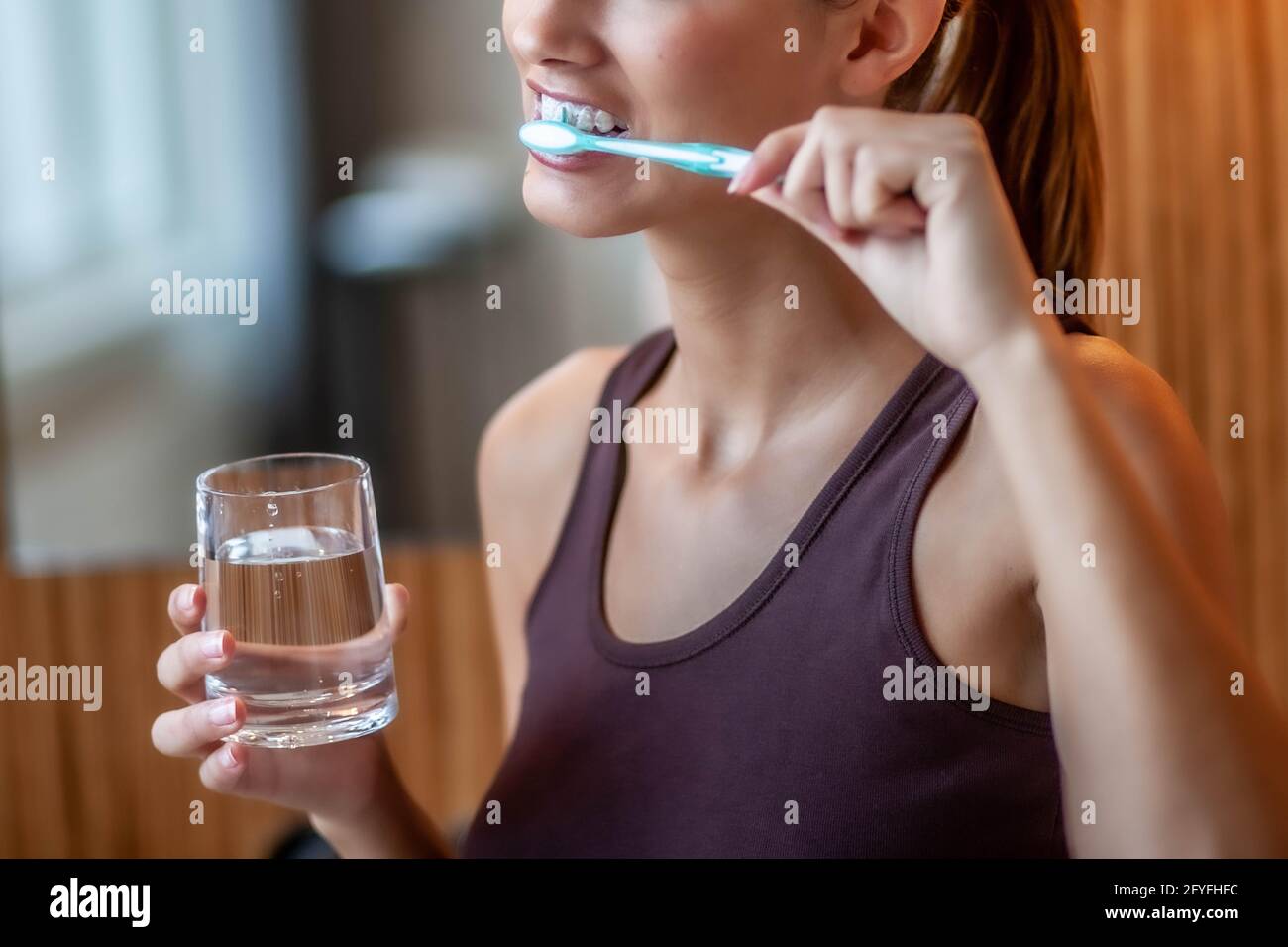 Frau, putzen ihre Zähne mit der Zahnbürste. Stockfoto