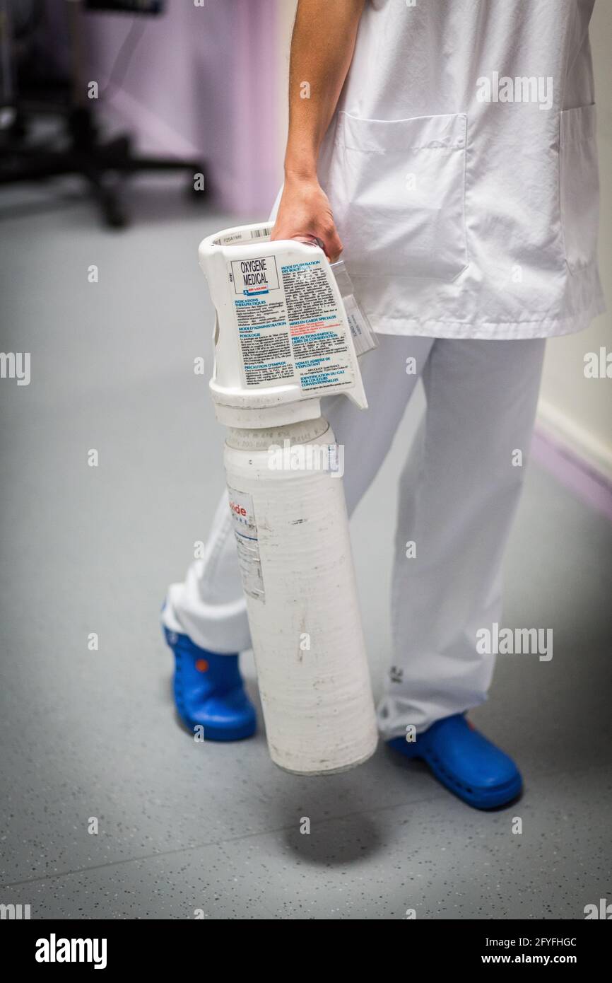 Eine Krankenschwester transportiert eine medizinische Sauerstoffflasche zu einer COVID-Krankenhausstation, CHU Limoges, Frankreich. Stockfoto