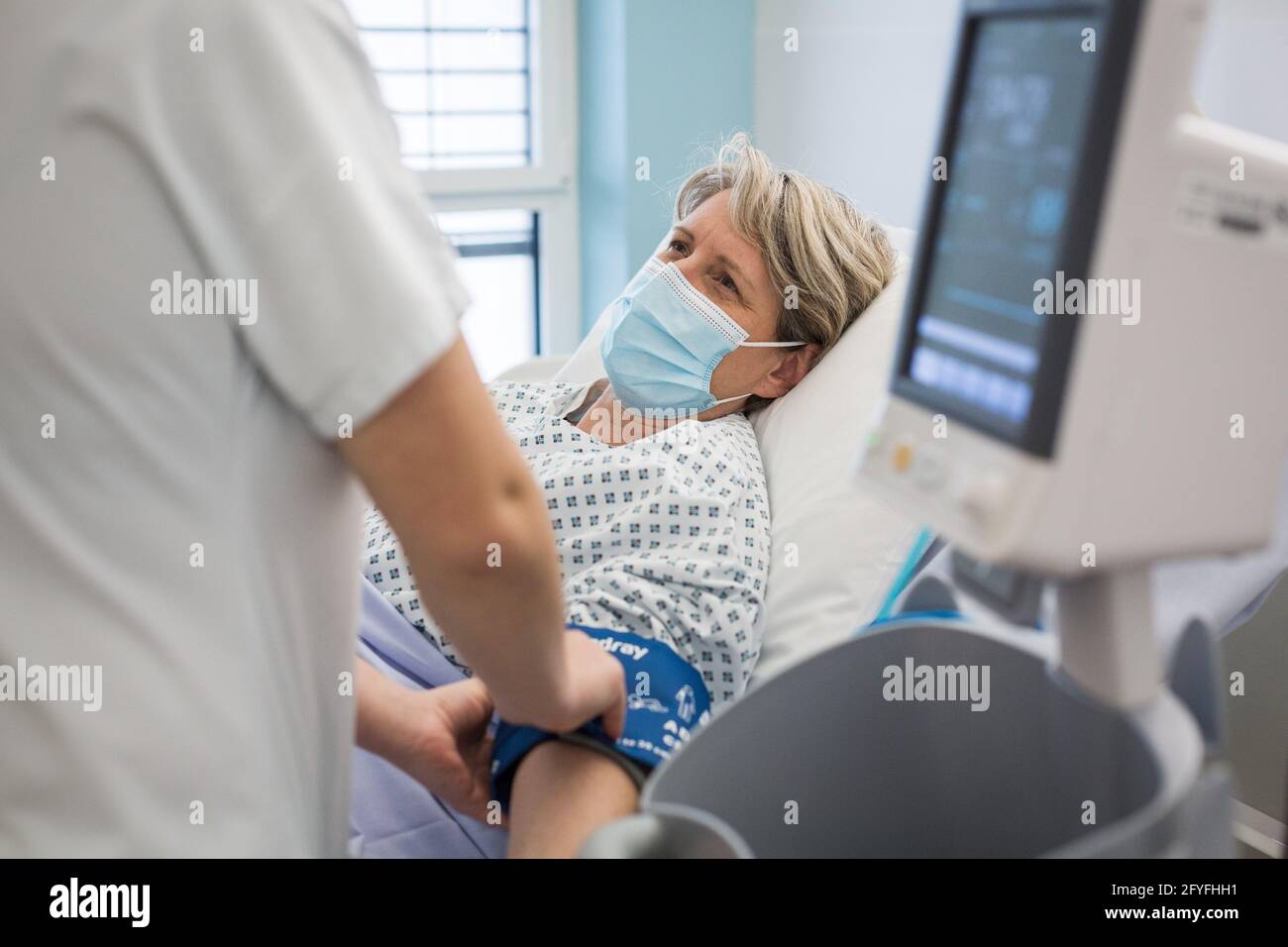 Krankenschwester mit einem hospitalisierten Patienten. Limoges Krankenhaus, Frankreich.. Stockfoto
