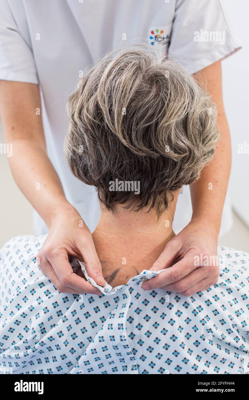 Krankenschwester mit einem hospitalisierten Patienten, Frankreich. Stockfoto