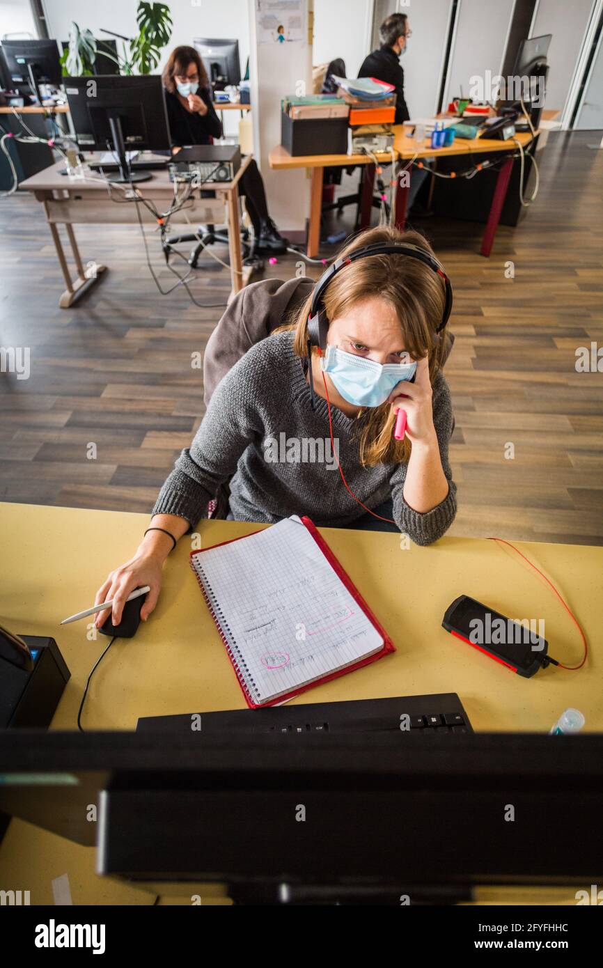 Plateforme de conseiller d'une Brigade Covid-19 de l'Assurance maladie en entréléphonique avec un assuré ou un professionnel de santé, Traçabi Stockfoto