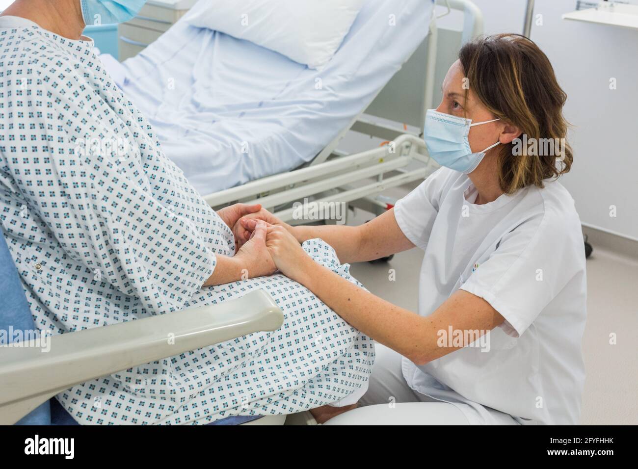 Krankenschwester mit einem hospitalisierten Patienten. Krankenhaus Limoges, Frankreich. Stockfoto