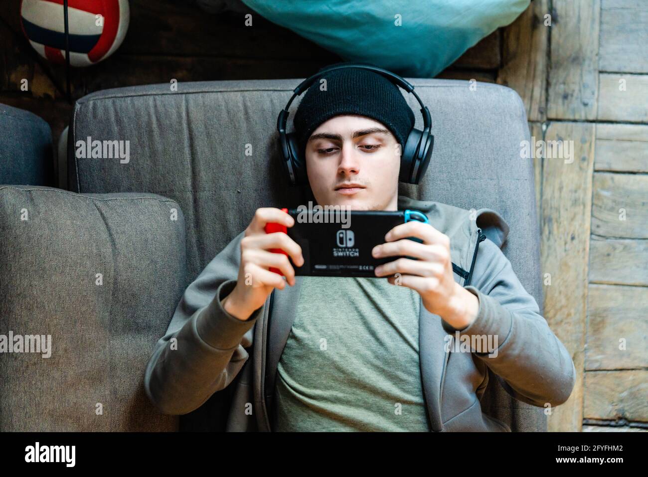 Junger Mann spielt ein Videospiel auf einem Switch, Frankreich. Stockfoto
