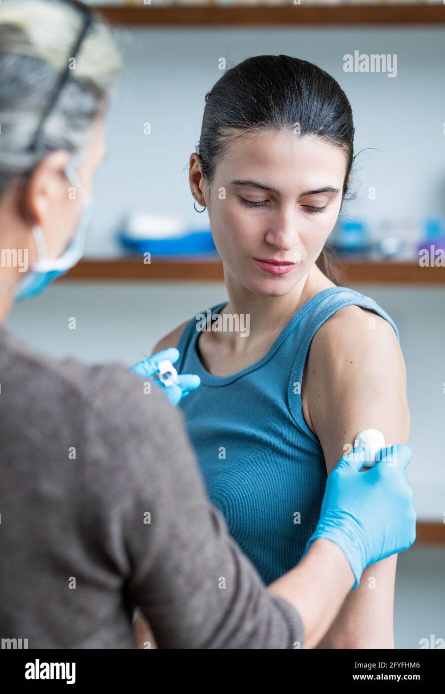 Frau, die Impfung erhalten. Stockfoto