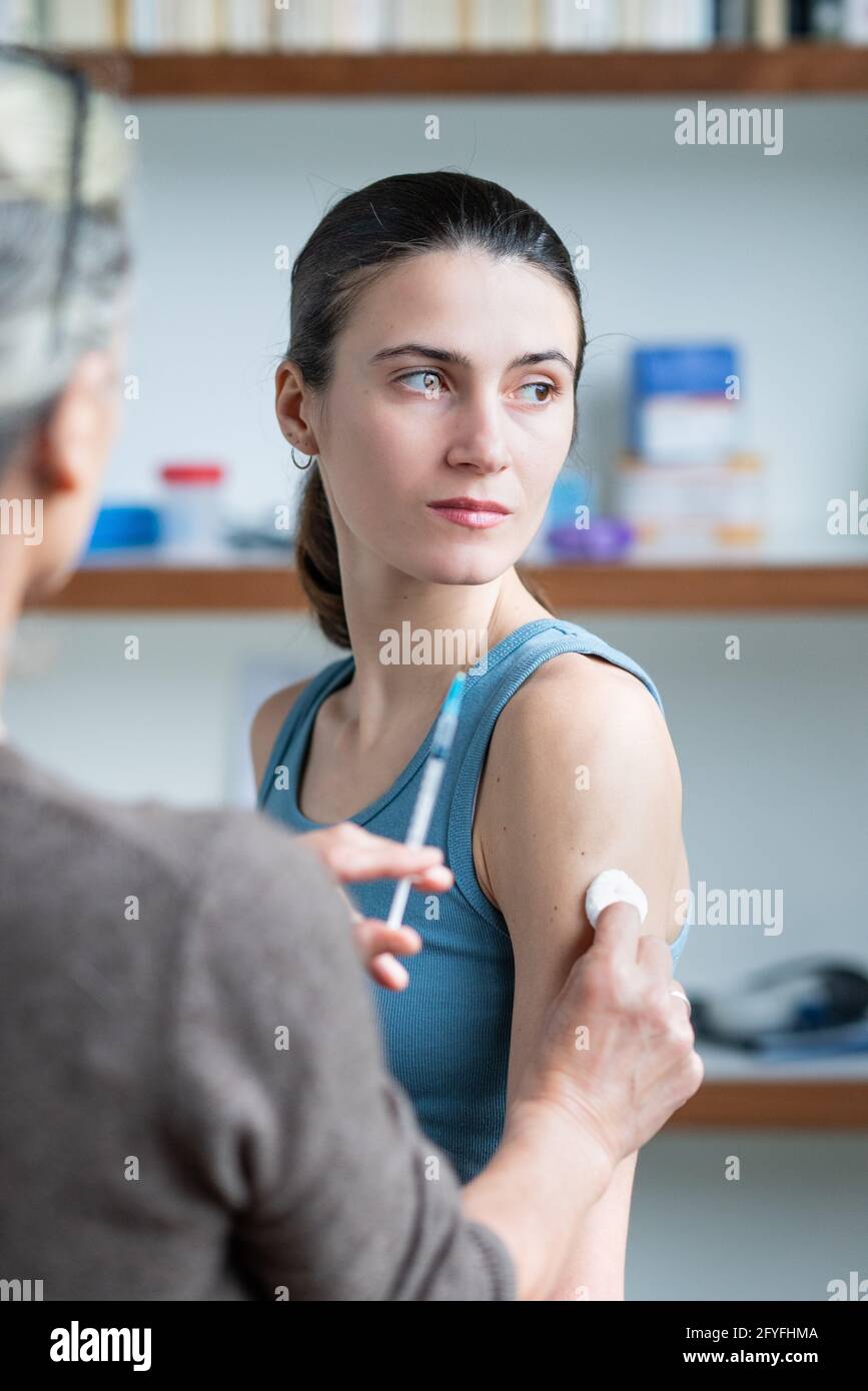 Frau, die Impfung erhalten. Stockfoto
