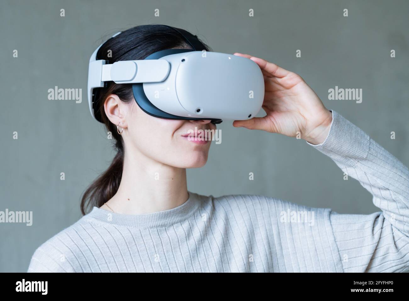 Frau mit Virtual Reality Oculus Headset. Stockfoto