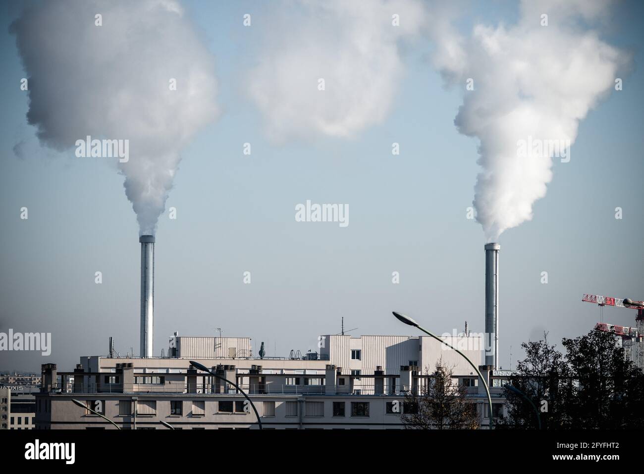 Rauch steigt aus Fabrikschornsteinen, Frankreich. Stockfoto