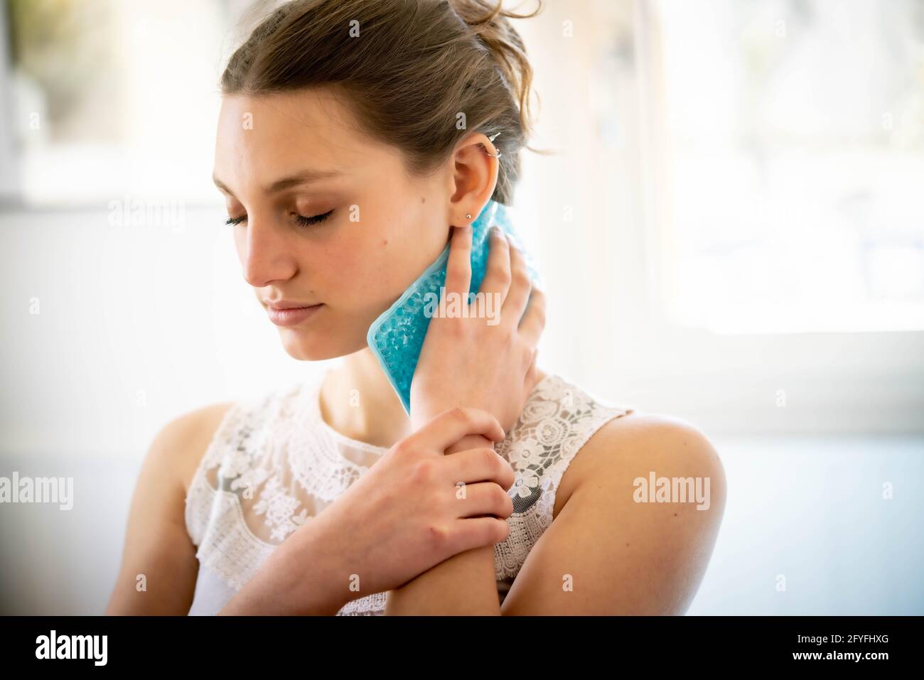 Frau mit einem kalt-warm Gel Pack Behandlung zur Linderung der Schmerzen. Stockfoto
