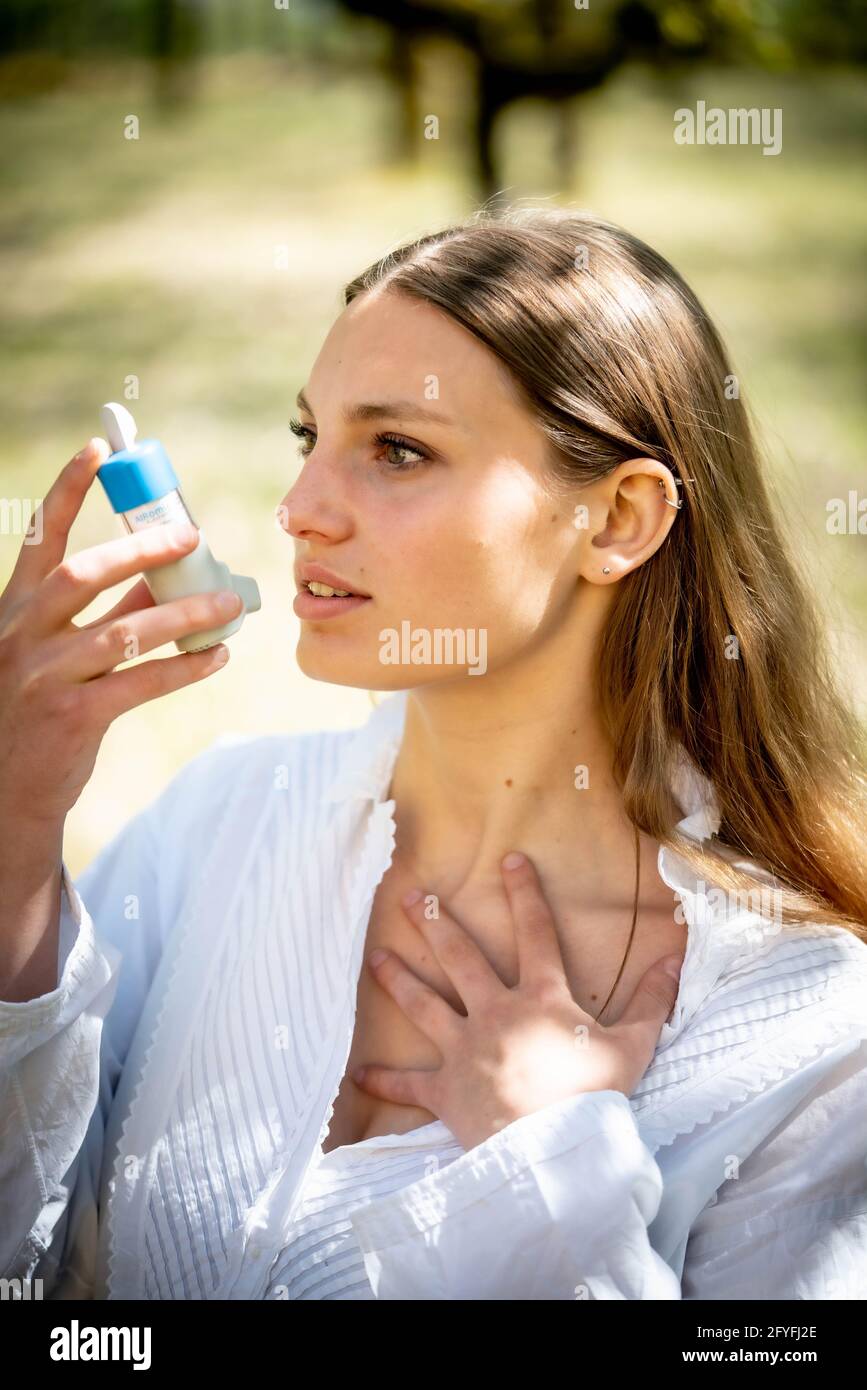 Frau mit einem Inhalator. Stockfoto