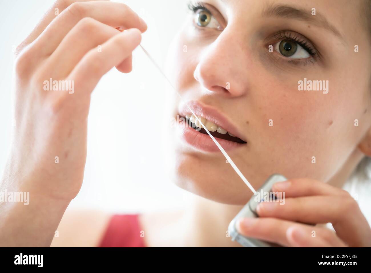 Frau mit Zahnseide. Stockfoto