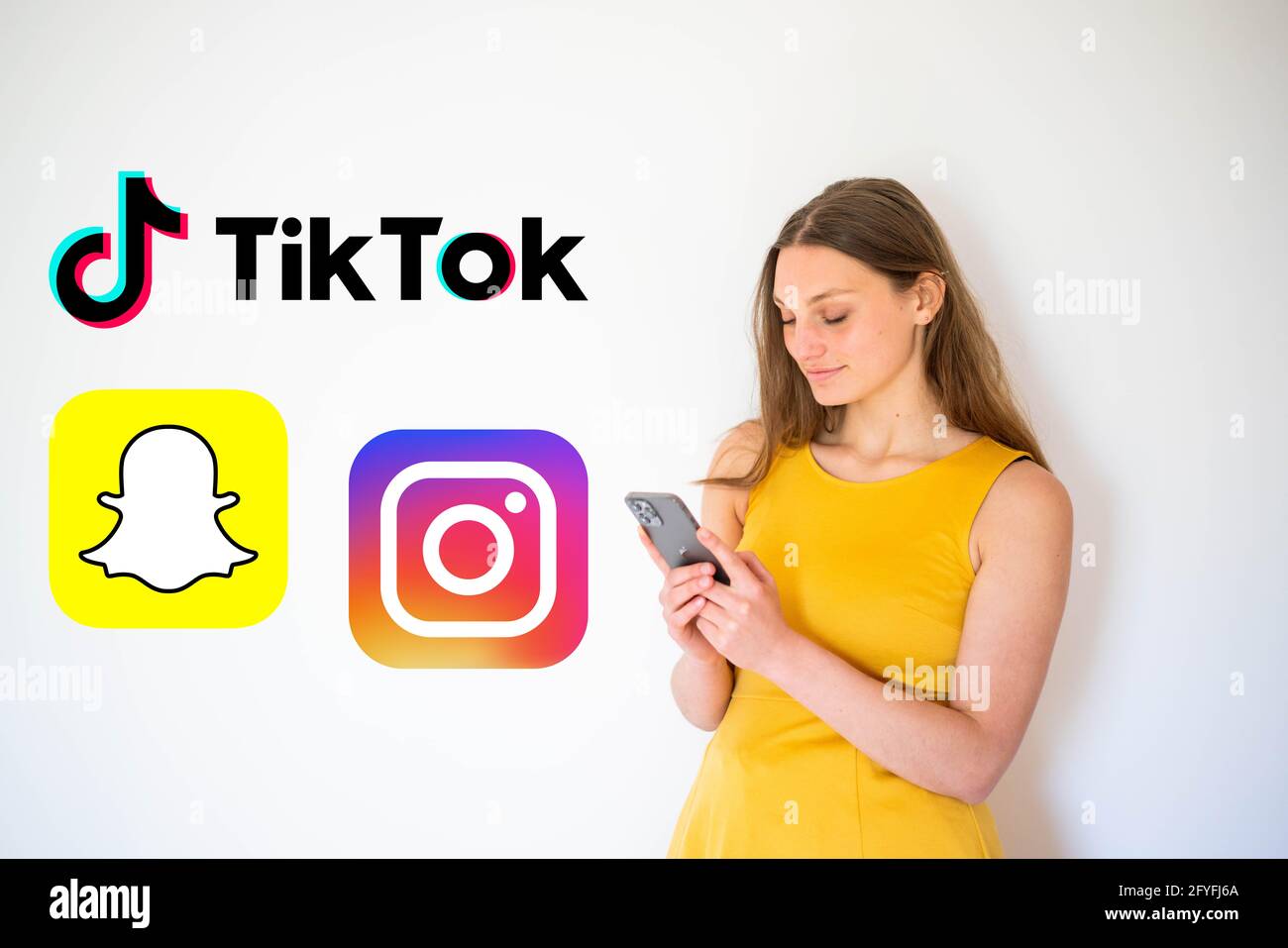 Frau verwendet TikTok ®. Stockfoto