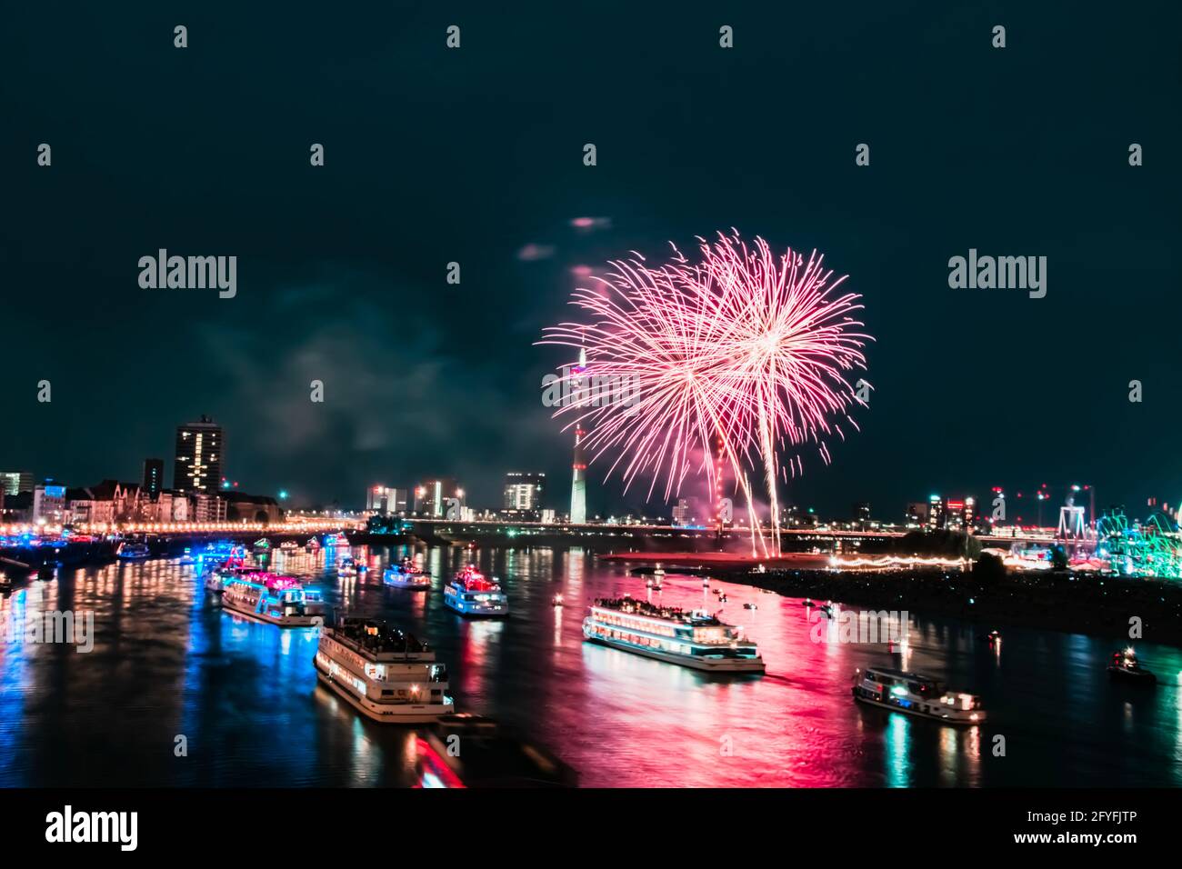 Wunderbares Feuerwerk, das sich im ruhigen Wasser des Rheins widerspiegelt. Düsseldorfer Medienhafen. Stockfoto