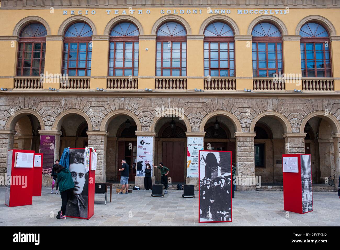 Livorno, Italien 15/05/2021: Probe einer Theatergruppe unter den Tafeln der Ausstellung zum 100. Jahrestag der Geburt der Kommunistischen Partei Italiens, Regio Teatro Goldoni. © Andrea Sabbadini Stockfoto