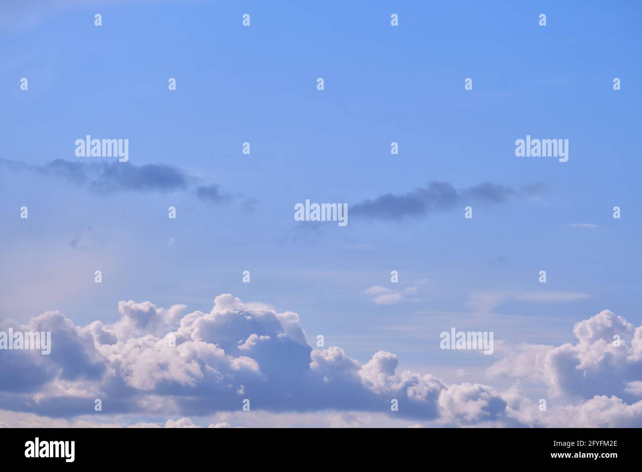 Wolken in einem blauen Himmel wie Augen und Augenbrauen, kopieren Sie Platz für Text Stockfoto