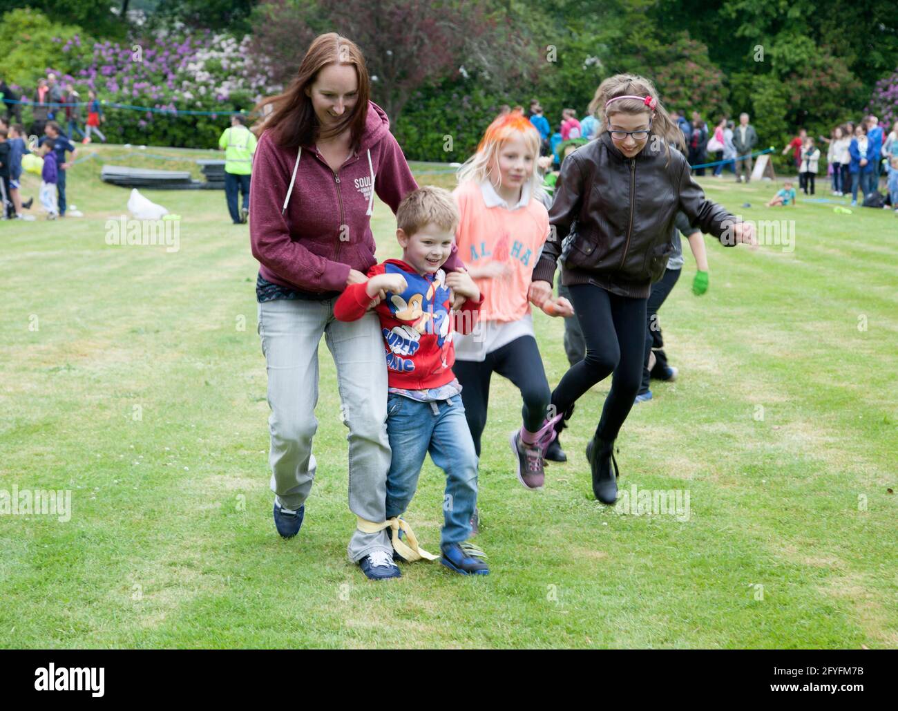 Dreibeiniges Rennen beim Kindersport in Rhu Gala, Argyll, Schottland Stockfoto