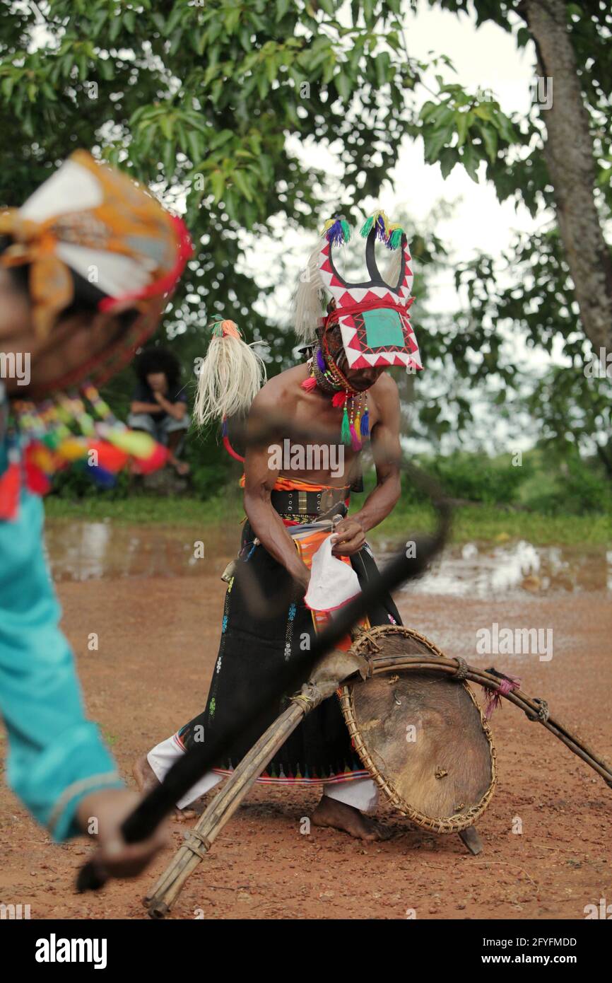 Eine Show von „caci“ (der traditionelle Peitschenkampf auf Flores Island, Kampfkunst) in den Dörfern Liang Ndara, Mbeliling, West Manggarai, Flores, East Nusa Tenggara, Indonesien. Stockfoto