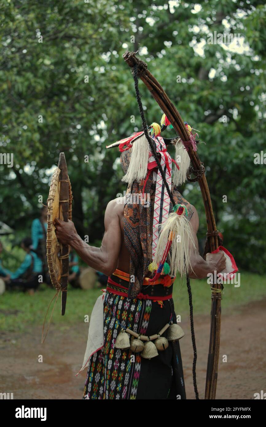 Backportrait eines Kriegers von 'caci' (Flores Island's traditioneller Peitschenkampf, Kampfkunst) während einer Aufführung im Dorf Liang Ndara, Mbeliling, West Manggarai, Flores, East Nusa Tenggara, Indonesien. Stockfoto