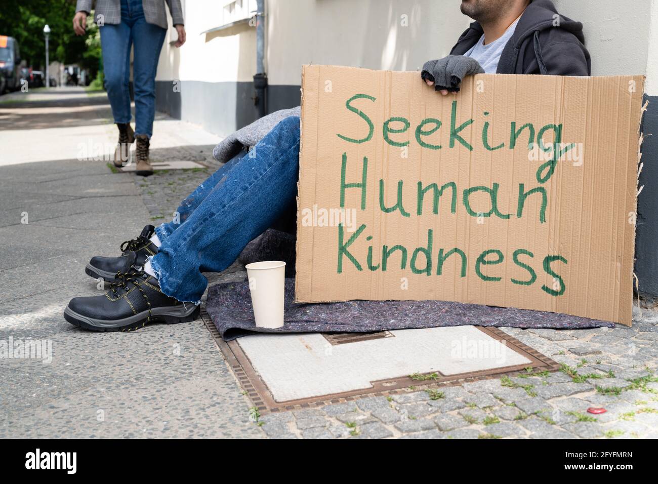 Obdachloser Einsamer Armer Mann Mit Karton, Der Güte Sucht Stockfoto