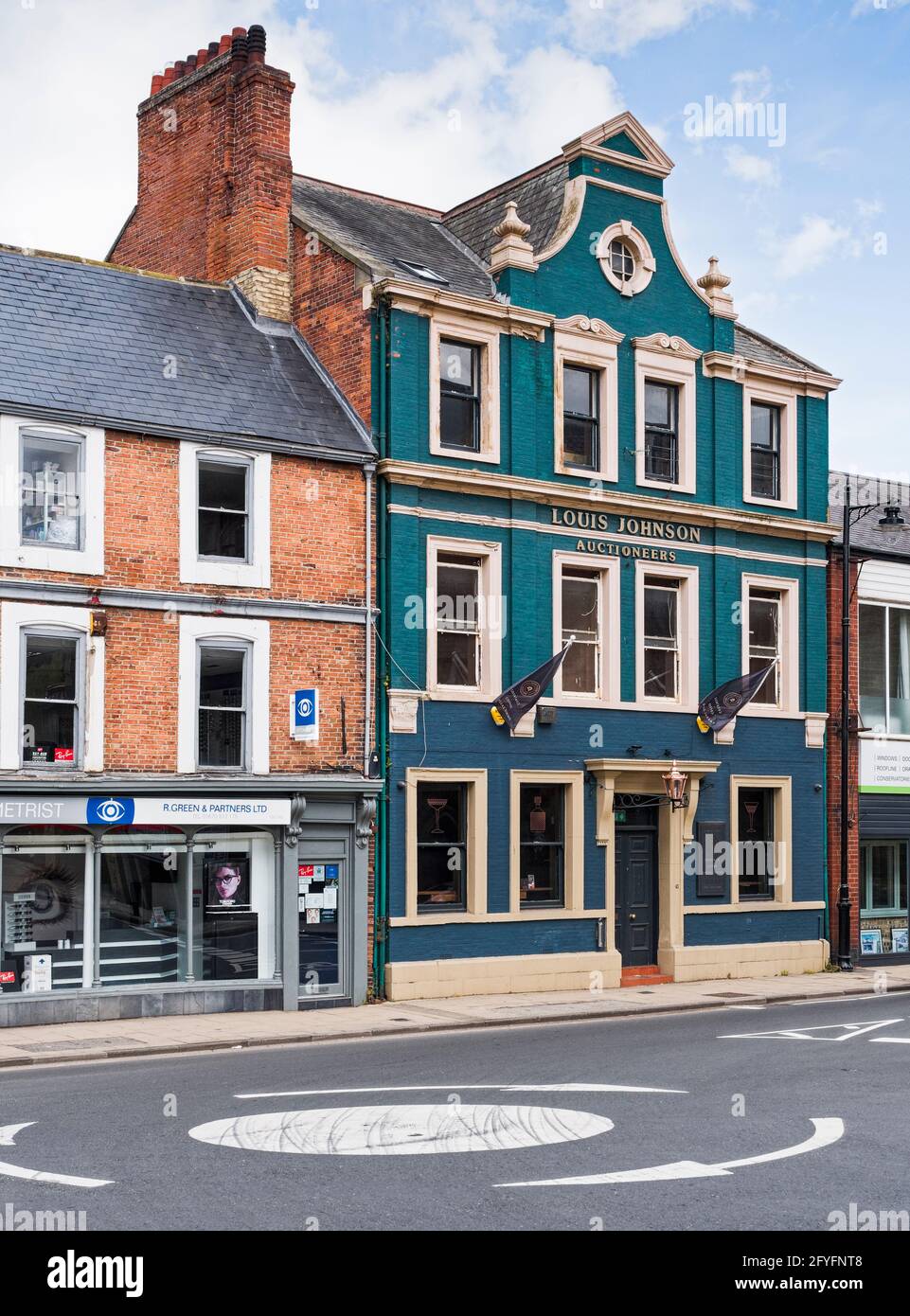 Bridge Street, Morpeth Northumberland, Großbritannien mit Louis Johnson Auctioneers. Stockfoto