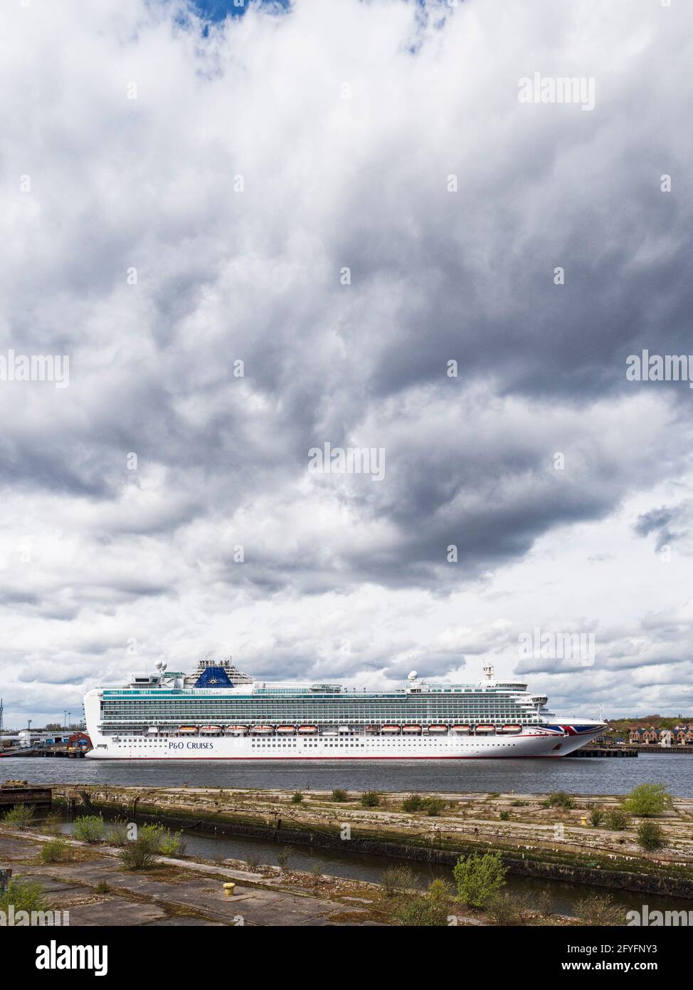 Während der Coronavirus-Pandemie liegt der P&O-Kreuzfahrtdampfer Azura auf dem Fluss Tyne. Stockfoto