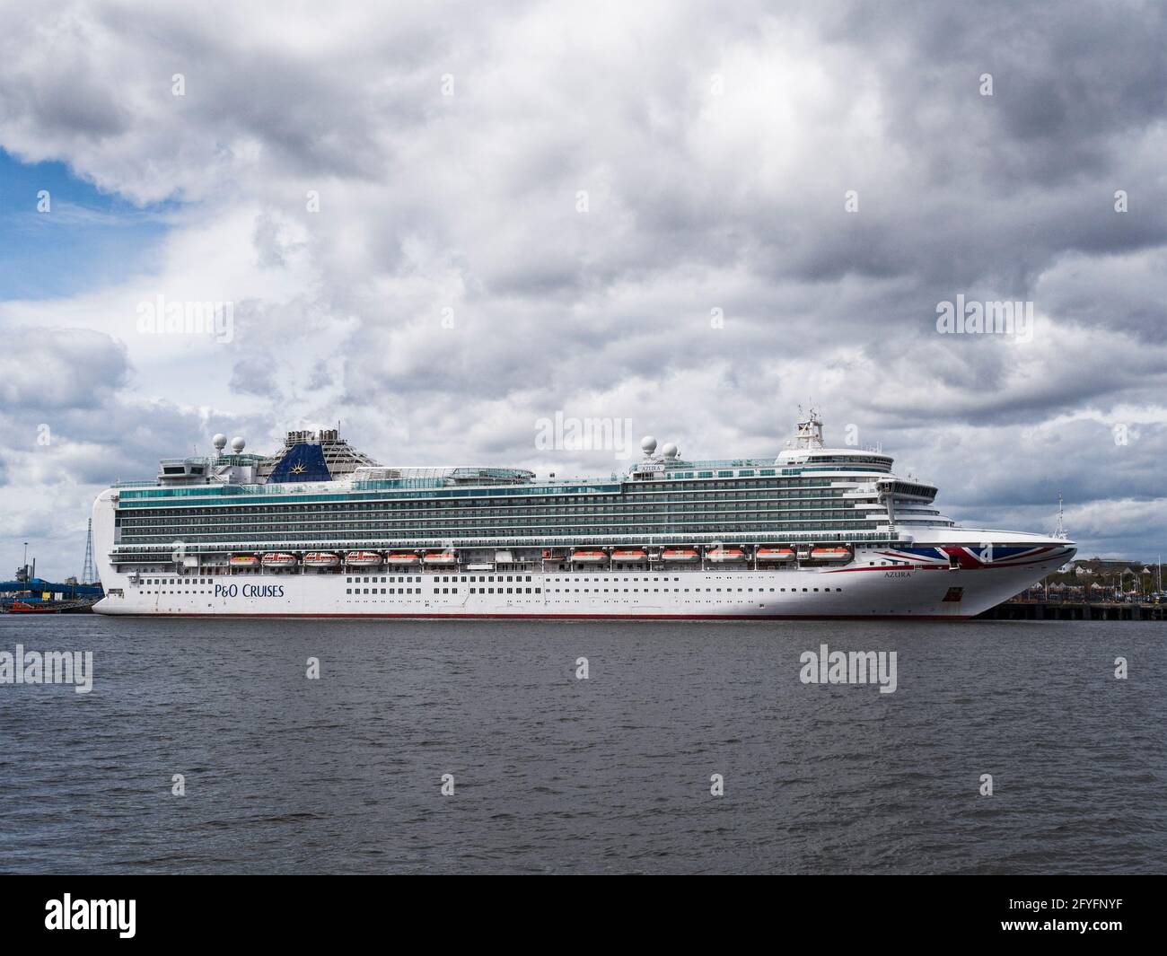 P&O-Kreuzfahrt-Liner Azura vertäute während der Fahrt auf dem Fluss Tyne Die Coronavirus-Pandemie Stockfoto
