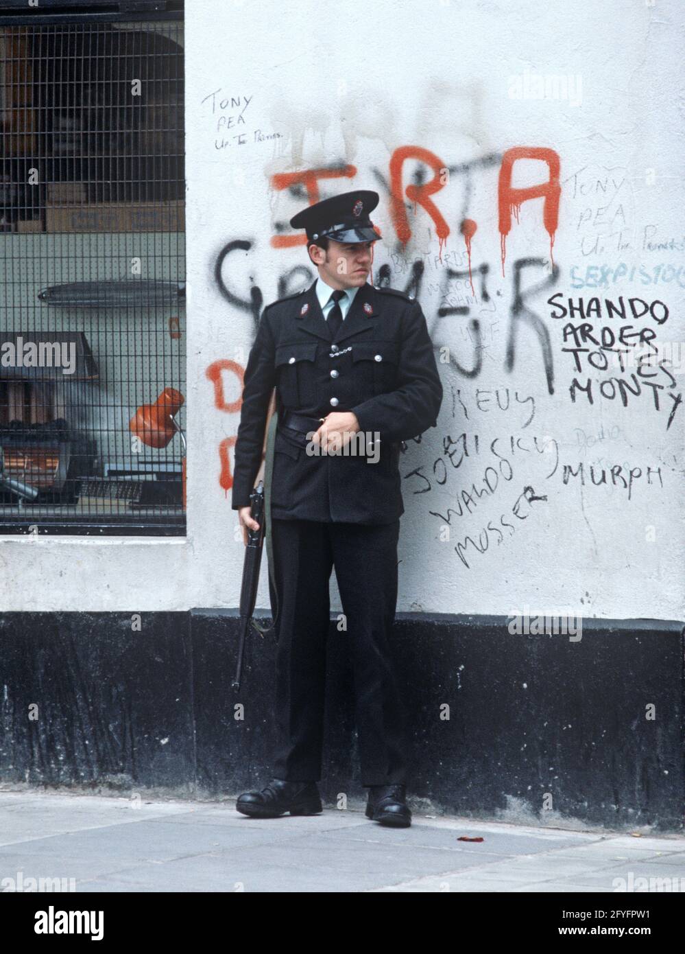 BELFAST, VEREINIGTES KÖNIGREICH - SEPTEMBER 1978. RUC, Royal Ulster Constabulary, Polizist auf Patrouille in Bangor, Co Down during the Troubles, Nordirland, 1970er Jahre Stockfoto