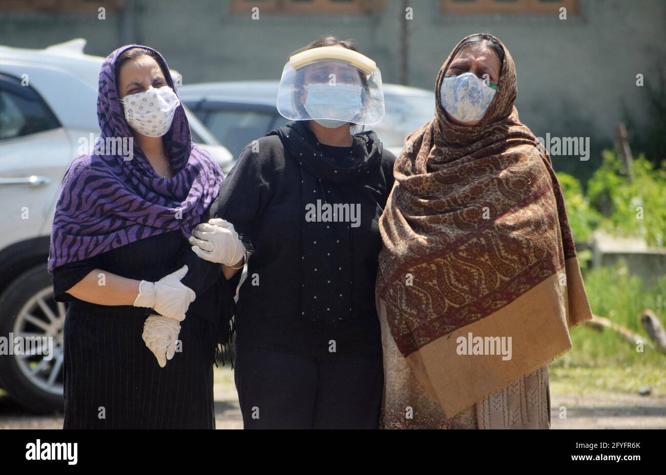 Srinagar, Kaschmir. Mai 2021. Verwandte trauern während der letzten Riten eines Covid-19-Opfers auf einem Verbrennungsgrund. Kredit: Majority World CIC/Alamy Live Nachrichten Gutschrift: Majority World CIC/Alamy Live Nachrichten Stockfoto