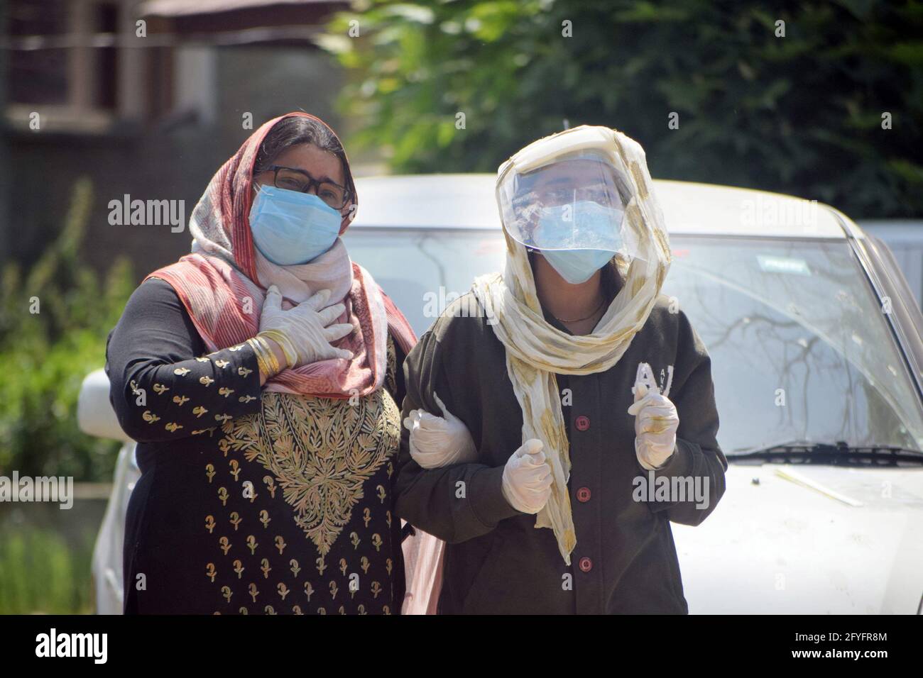 Srinagar, Kaschmir. Mai 2021. Verwandte trauern während der letzten Riten eines Covid-19-Opfers auf einem Verbrennungsgrund. Kredit: Majority World CIC/Alamy Live Nachrichten Gutschrift: Majority World CIC/Alamy Live Nachrichten Stockfoto