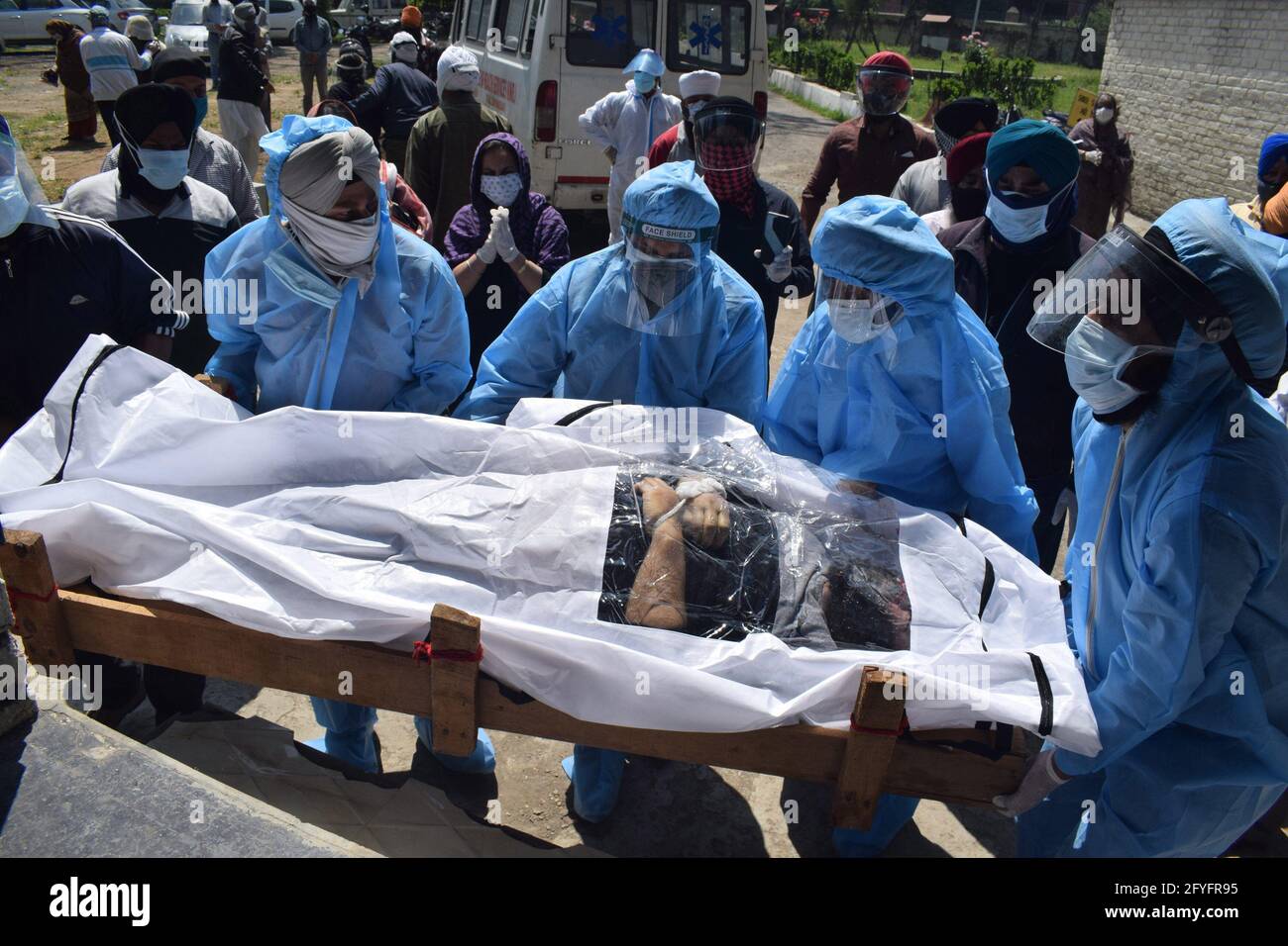 Srinagar, Kaschmir. Mai 2021. Die Menschen tragen den Leichnam des kovidierten Opfers während der letzten Riten auf einen Verbrennungsgrund. Kredit: Majority World CIC/Alamy Live Nachrichten Gutschrift: Majority World CIC/Alamy Live Nachrichten Stockfoto