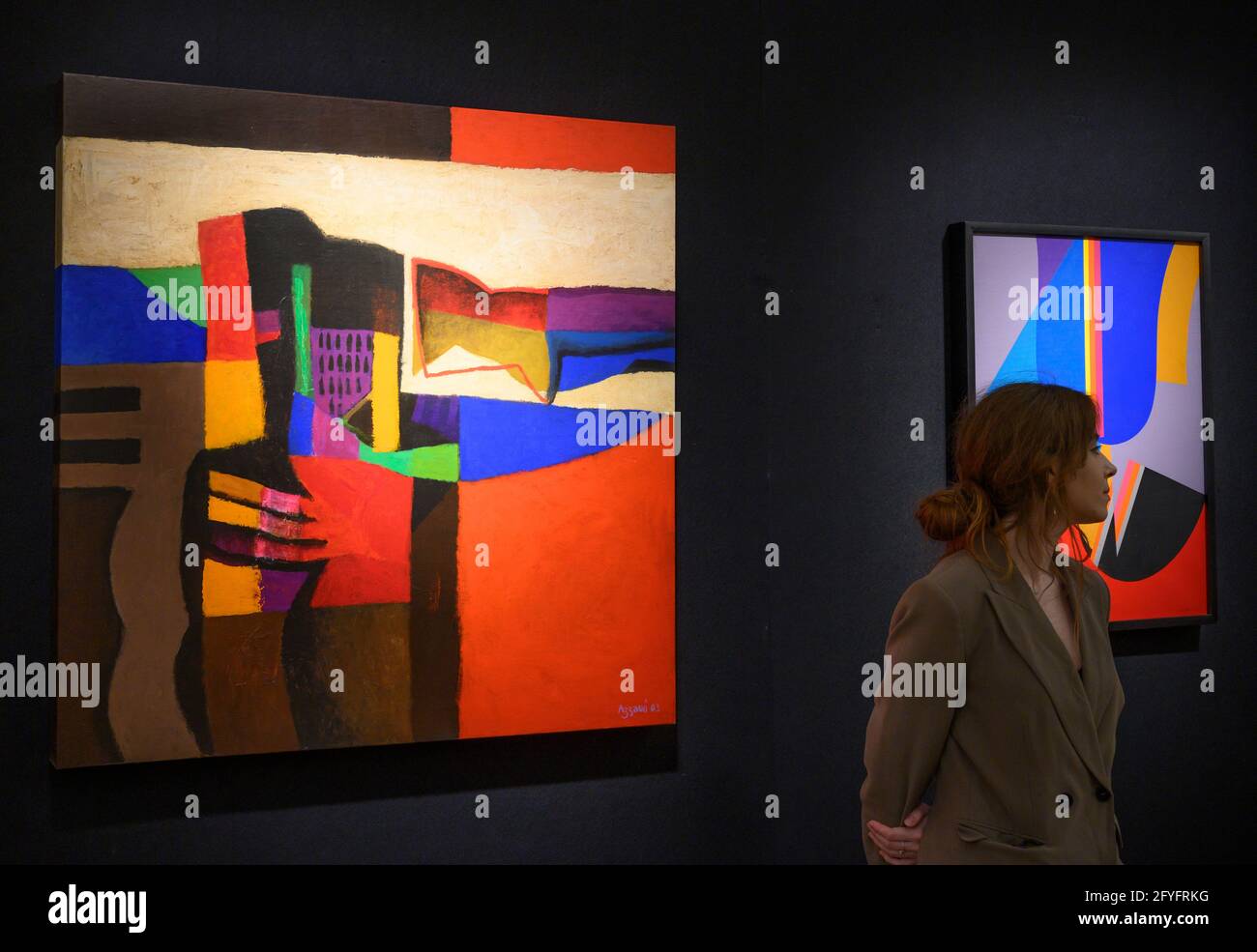 Bonhams, London, Großbritannien. 28 Mai 2021. Bonhams Moderne und zeitgenössische Kunst des Nahen Ostens, einschließlich Baghdadiyat, Verkaufsvorschau. Der Verkauf findet am 2. Juni 2021 statt. Bild (links): Dia Azzawi (Irak, geboren 1939). Improvisation II, Schätzung: £20,000-30,000; (rechts): Mohamed Melehi (Marokko, 1936-2020). Ohne Titel, Schätzung: £15,000-25,000. Quelle: Malcolm Park/Alamy Live News. Stockfoto