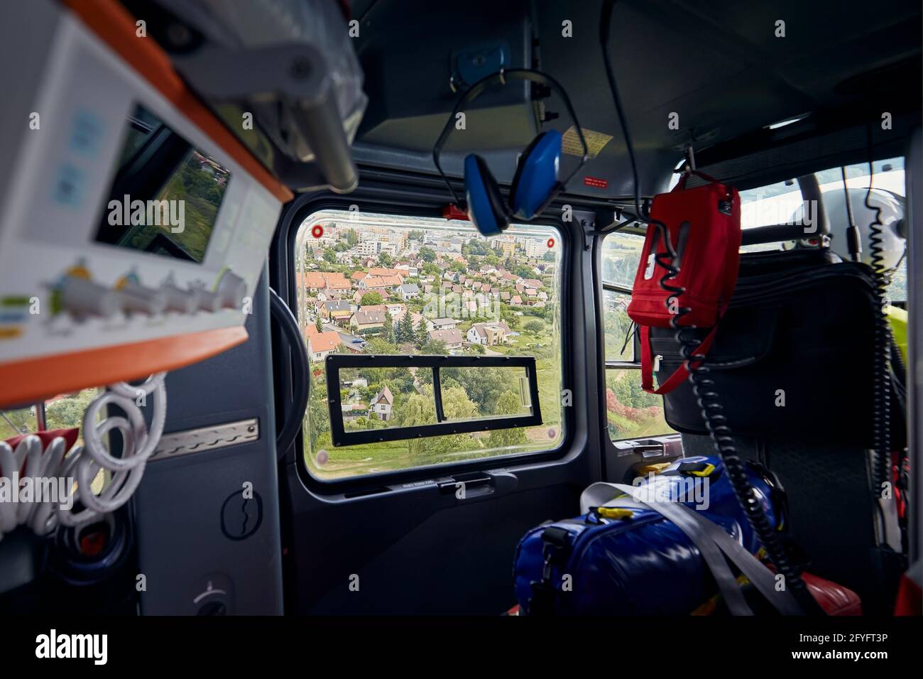 Blick vom Fenster Hubschrauber Notfall medizinischen Service. Themen Rettung, Gesundheitsversorgung und Dringlichkeitshilfe. Stockfoto