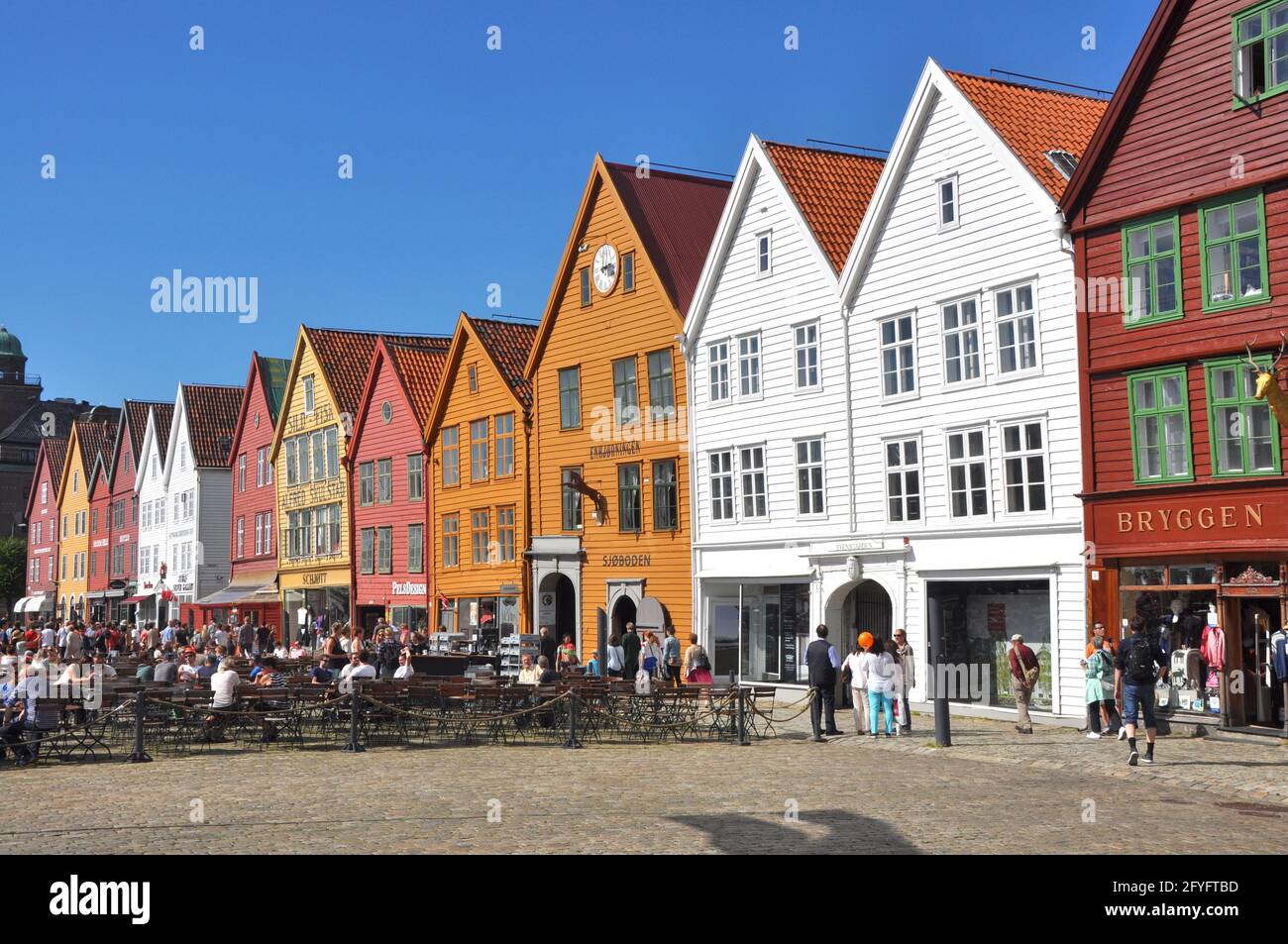 BERGEN, NORWEGEN - 18. Jul 2014: Blick auf die berühmten bunten historischen Häuser der Hanse in Bergen Bryggen, Norwegen Stockfoto