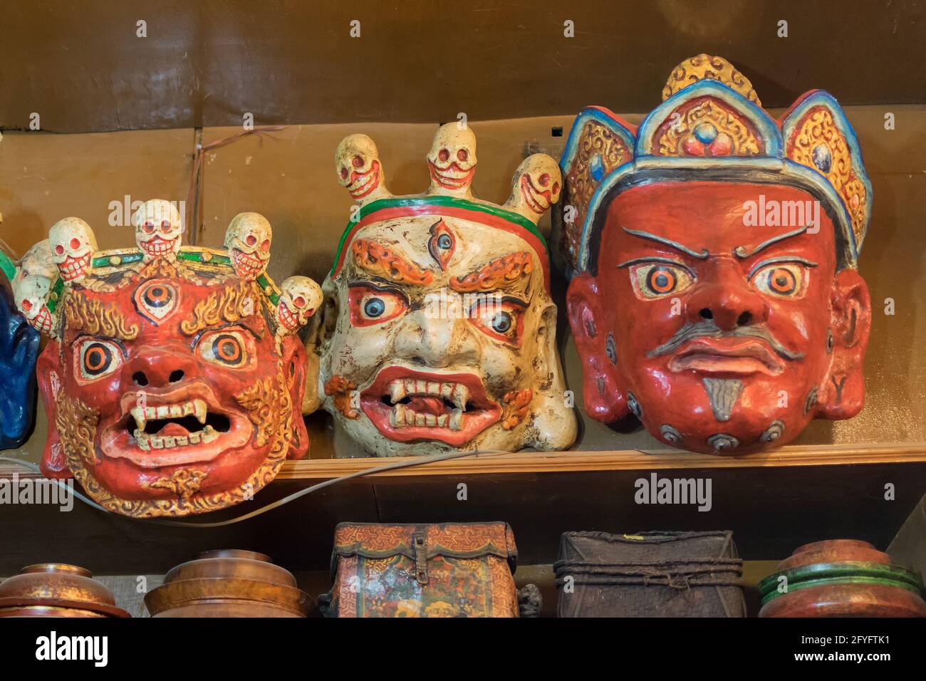 Tibetische Masken auf dem lokalen Markt, Leh, Ladakh, Indien. Diese Masken sind traditionelle festliche Kleider für Ladakhi. Stockfoto