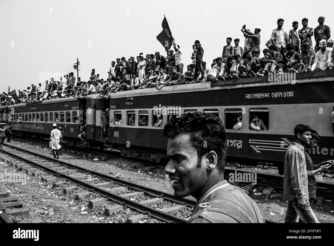Riskante Zugfahrt Dieses Bild habe ich am 19. Februar 2019 vom Bahnhof Tonggi, Dhaka, Bangladesch, Südasien, aufgenommen Stockfoto