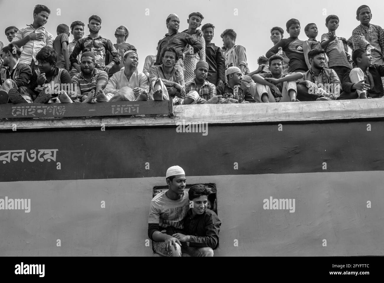 Riskante Zugfahrt Dieses Bild habe ich am 19. Februar 2019 vom Bahnhof Tonggi, Dhaka, Bangladesch, Südasien, aufgenommen Stockfoto