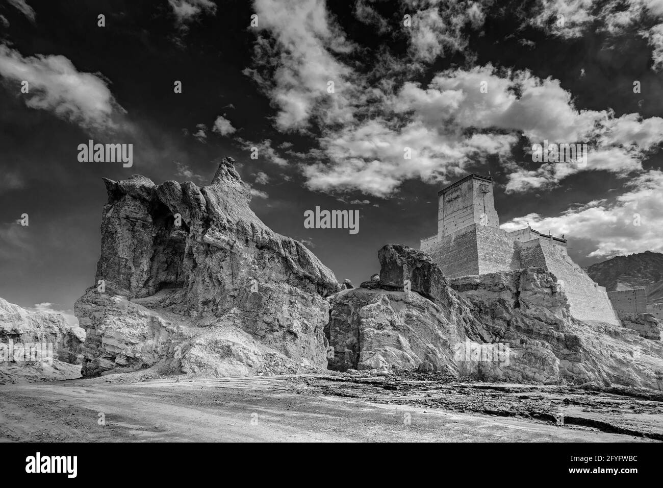 Ruinen und Basgo-Kloster mit Steinen und Felsen umgeben, Himmel mit Wolken im Hintergrund, Himalayan Mountain Range, Leh, Ladakh, Indien Stockfoto