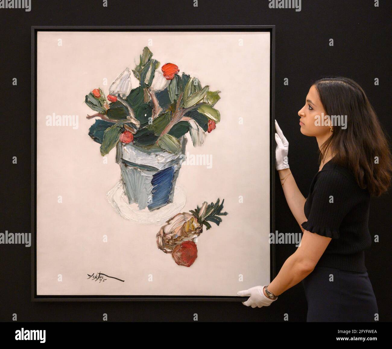 Bonhams, London, Großbritannien. 28 Mai 2021. Bonhams Moderne und zeitgenössische Kunst des Nahen Ostens, einschließlich Baghdadiyat, Verkaufsvorschau. Irakische Meisterwerke aus den Sammlungen Madhloom und Makiya. Der Verkauf findet am 2. Juni 2021 statt. Bild: Manoucher Yektai (1922-2019). Stillleben mit Ananas, Schätzung: £30,000-50,000. Quelle: Malcolm Park/Alamy Live News. Stockfoto
