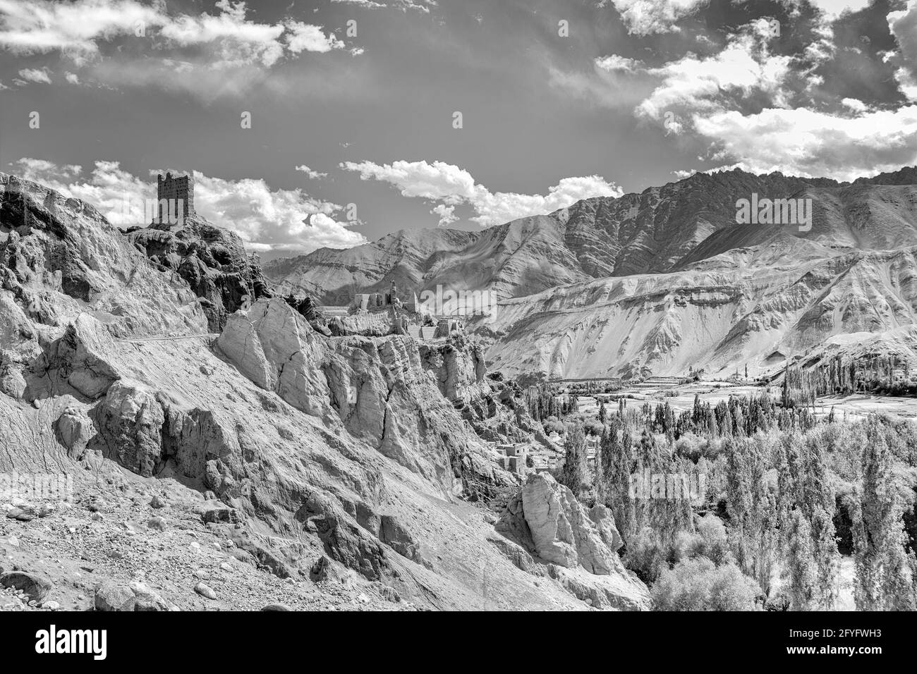 Ruinen und Basgo-Kloster mit Steinen und Felsen umgeben , Leh, Ladakh, Jammu und Kaschmir, Indien , Schwarzweiß-Bild Stockfoto