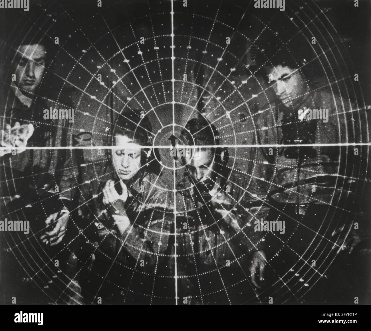 Weltkrieg zwei US-Matrosen aus dem Zweiten Weltkrieg mit der neuesten Technologie eines Radargerätes der 1940er Jahre Stockfoto