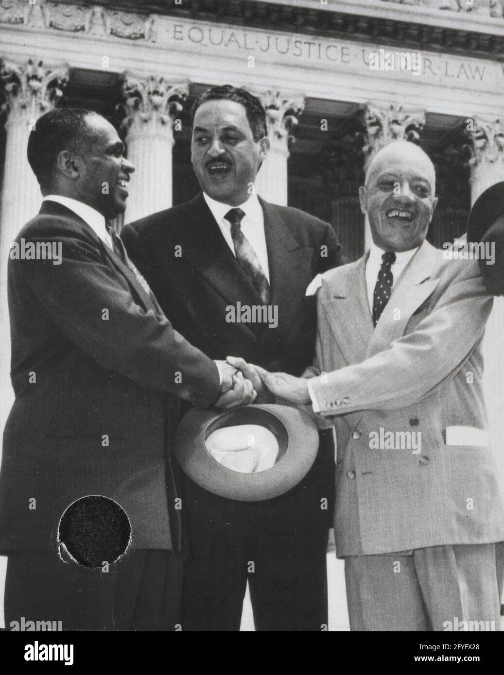 Brown v. Board of Education of Topeka Civil Rights Lawyers nach Urteil des Obersten Gerichtshofs über die Trennung von Schulen verfassungswidrig, 17. Mai 1954. L-R: GEORGE E.C. Hayes, Thurgood Marshall, Sonderberater der NAACP, und James M. Nabrit, Professor und Rechtsanwalt an der Howard University Stockfoto