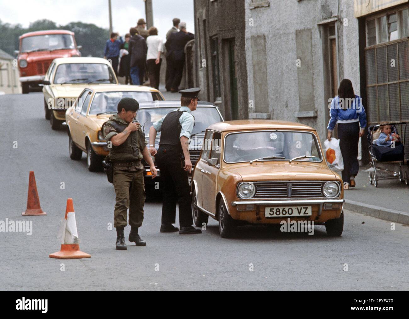 STRABANE, VEREINIGTES KÖNIGREICH - SEPTEMBER 1978. RUC und British Army Vehicle Checkpoint in Strabane, County Tyrone während der Unruhen, 1970er Jahre Stockfoto