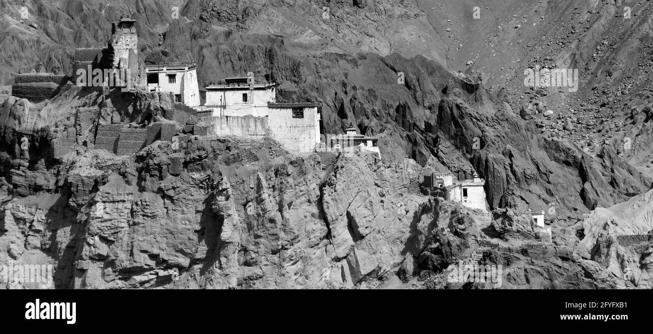 Ruinen und Basgo-Kloster mit Steinen und Felsen umgeben , Leh, Ladakh, Jammu und Kaschmir, Indien , Schwarzweiß-Panoramabild Stockfoto