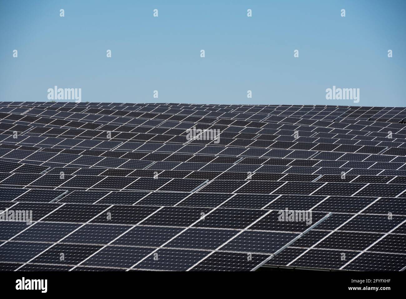 Sonnenkollektoren zeigen nach Süden und sammeln Sonnenlicht für die Umwandlung in elektrischen Strom. Stockfoto