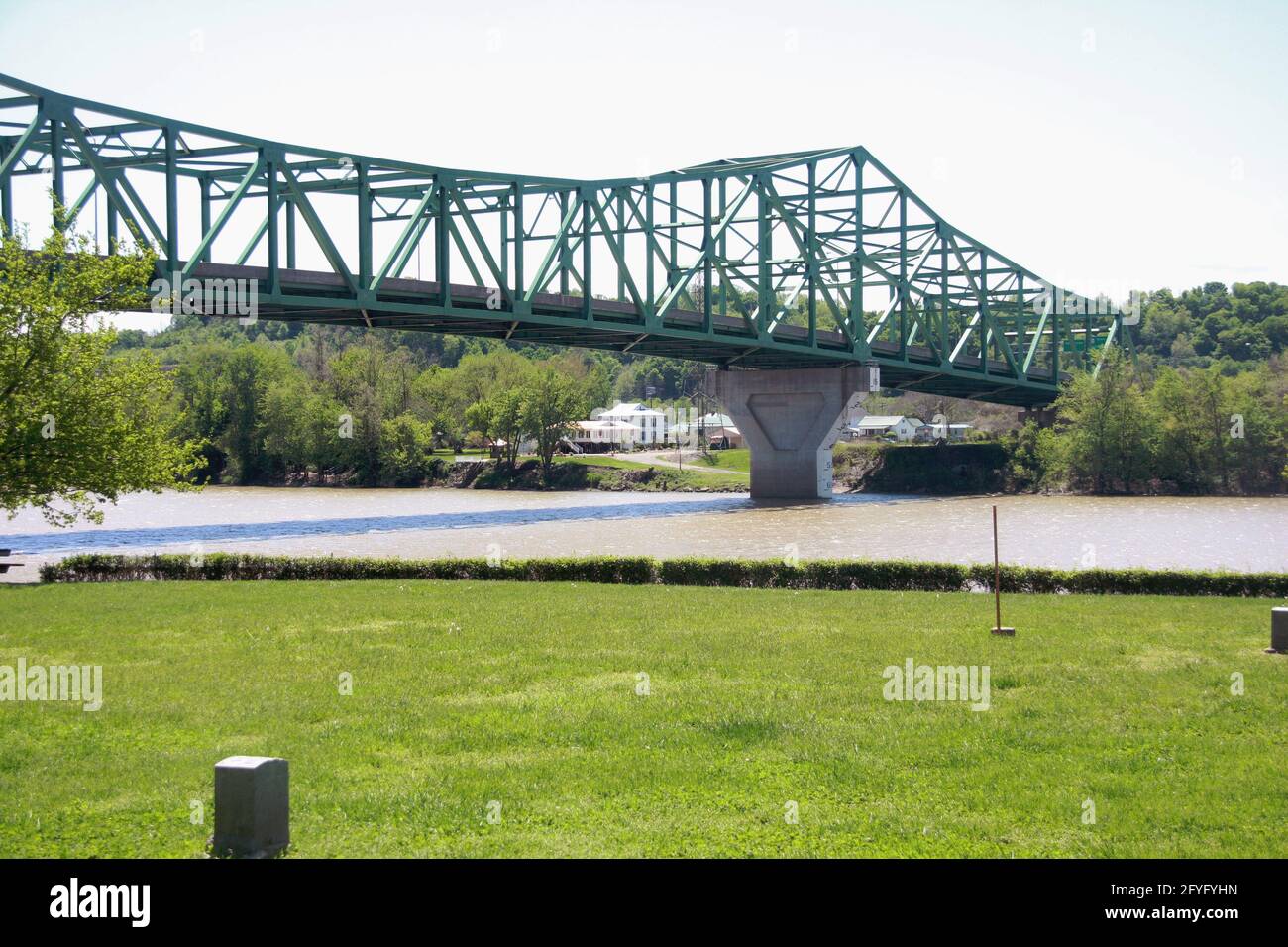 Bartow Jones Bridge über den Kanawha River zwischen Point Pleasant und Henderson, WV, USA Stockfoto